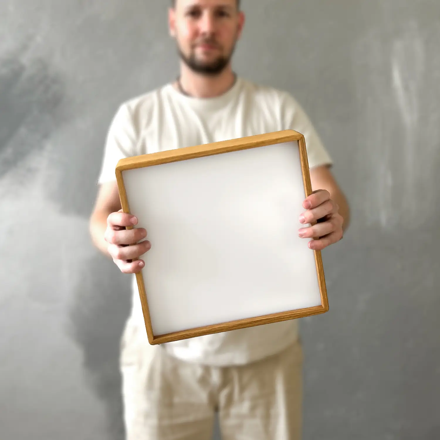 Svítidlo BLOKK v ruce Dřevěné světlo BLOKK 30x30 v ruce