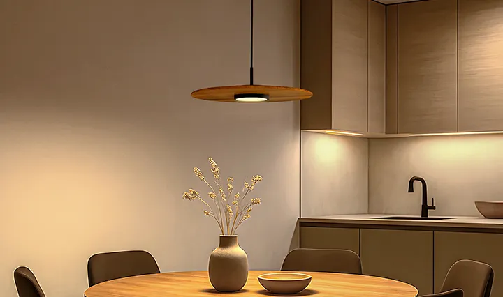 Moderní lustr ze dřeva