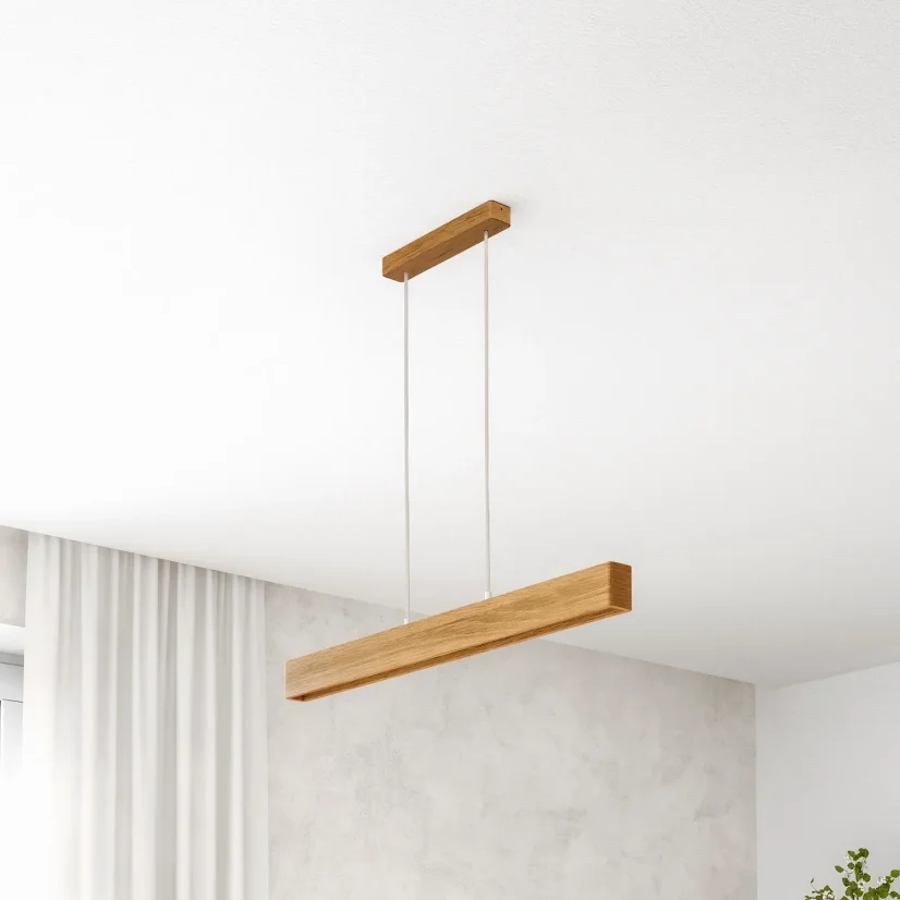 Závěsné svítidlo z dubu s bílými textilními kabely