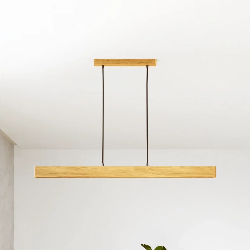 Dlouhé dřevěné závěsné svítidlo LINNA 116 cm nad jídelní stůl