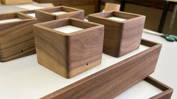 Svítidla BLOKK z ořešáku