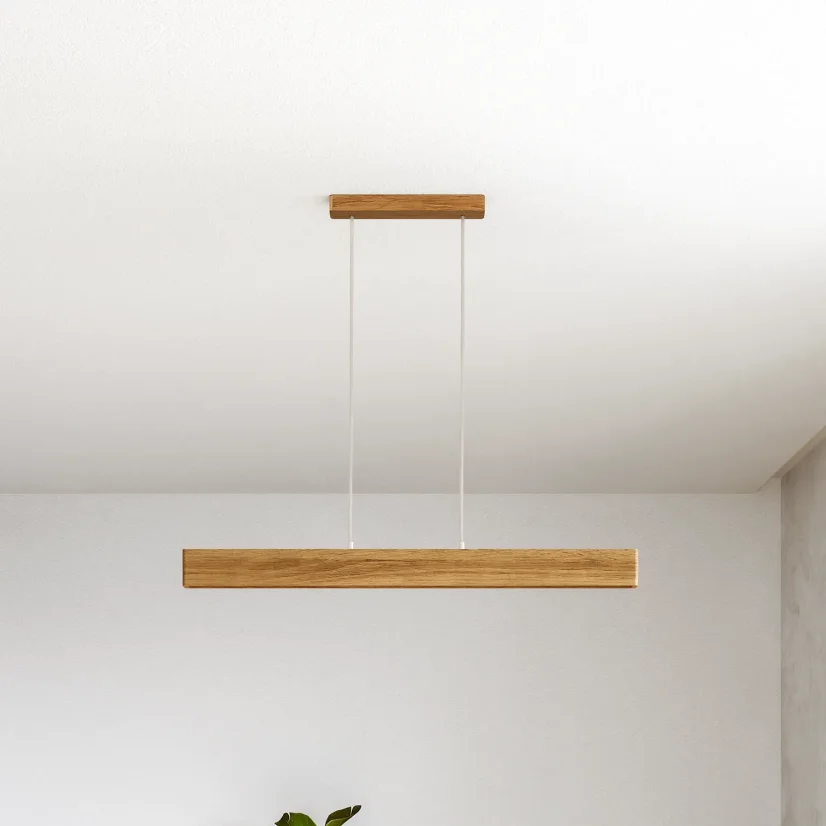 Závěsné svítidlo z dubu s bílými textilními kabely