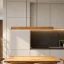 Dřevěný lustr LINNA nad kuchyňským stolem