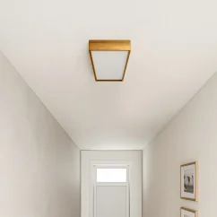 Stropní svítidlo ze dřeva v chodbě - BLOKK 60x30