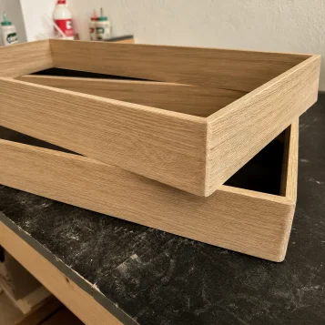 Svítidla BLOKK 60x30 v dílně na stole