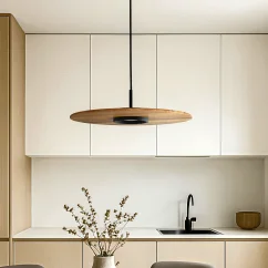 Dřevěný lustr UFFO v kuchyni Dřevěný lustr UFFO v kuchyni