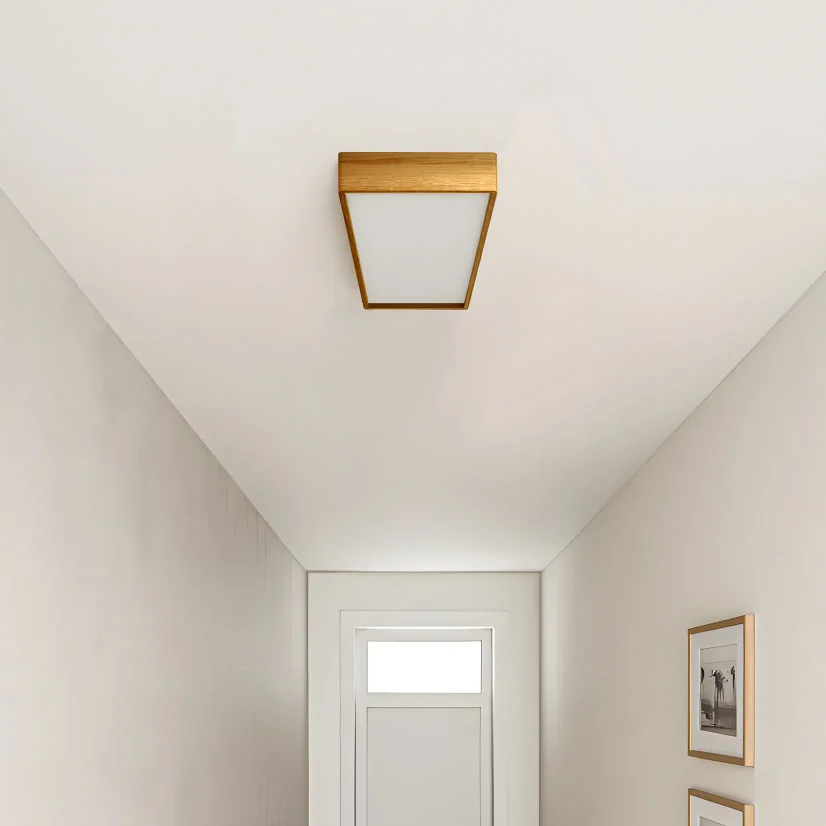 Stropní svítidlo ze dřeva v chodbě - BLOKK 60x30