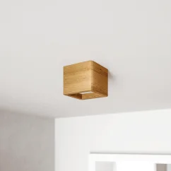 Detail dubového dřeva svítidla BLOKK 10x10 cm