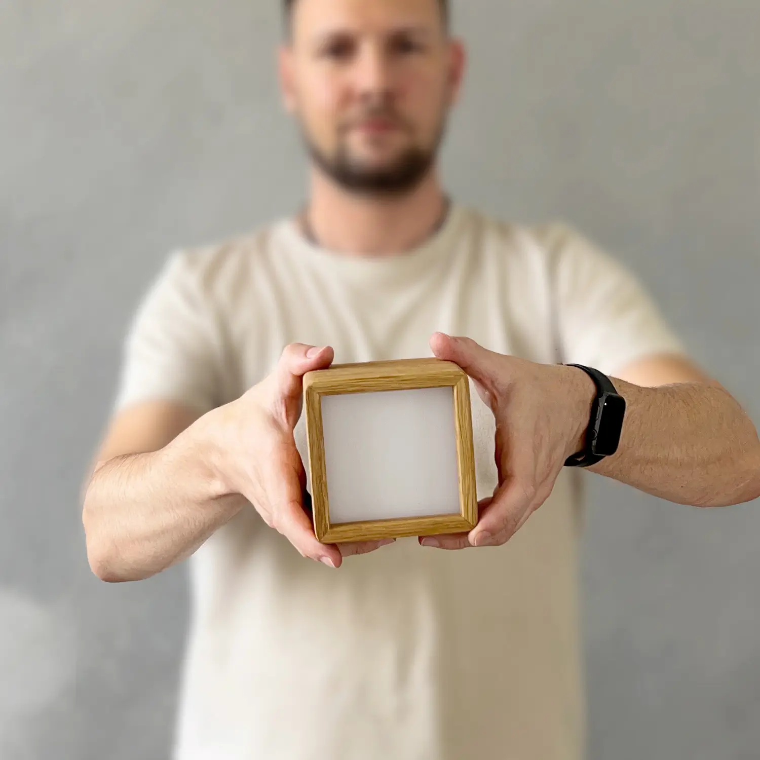 Dřevěné světlo BLOKK v ruce Dřevěné svítidlo BLOKK 10x10 v ruce