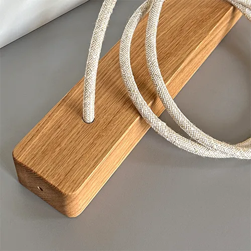 Dřevěná rozeta svítidla s bílým textilním kabelem