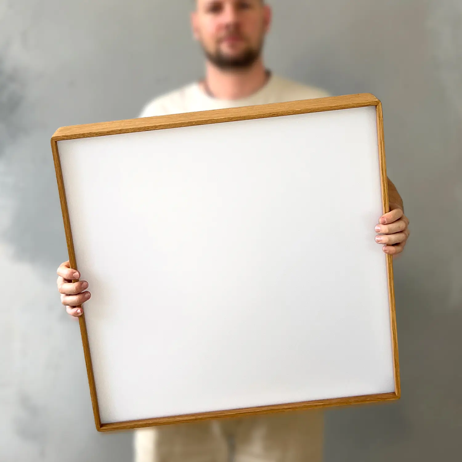 Dřevěné světlo BLOKK 60x60 v ruce
