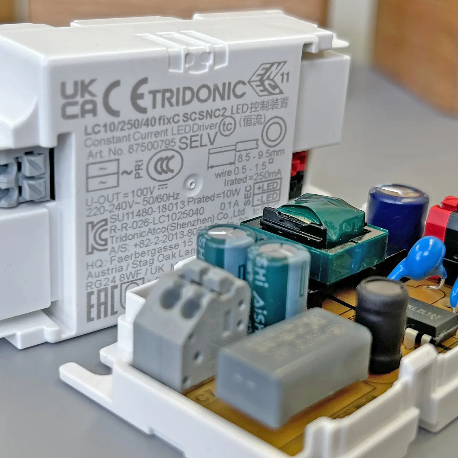 Elektronika v dřevěném lustru UFFO