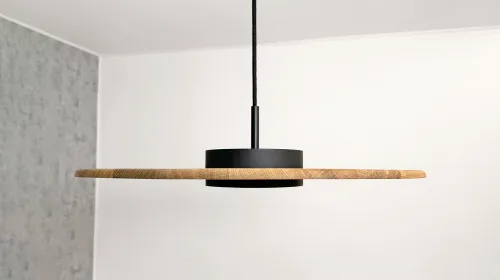 Černý textilní kabel dřevěného lustru