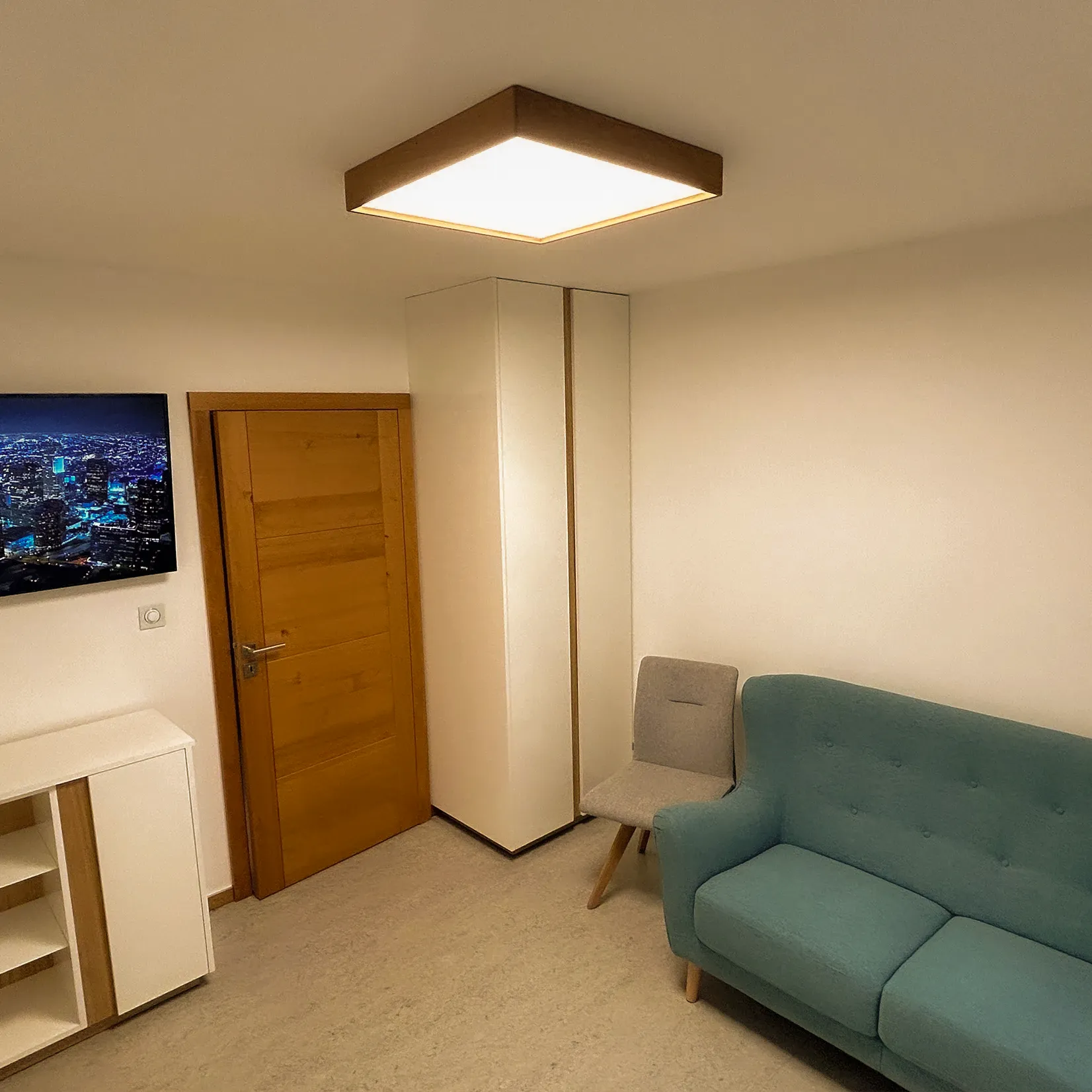 Stropní světlo ze dřeva v pokoji