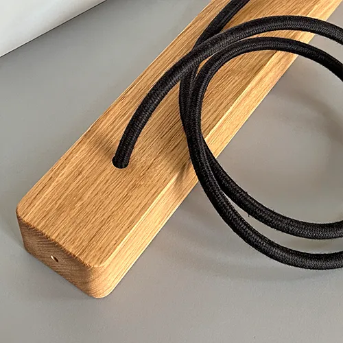 Dřevěná rozeta svítidla s černým textilním kabelem