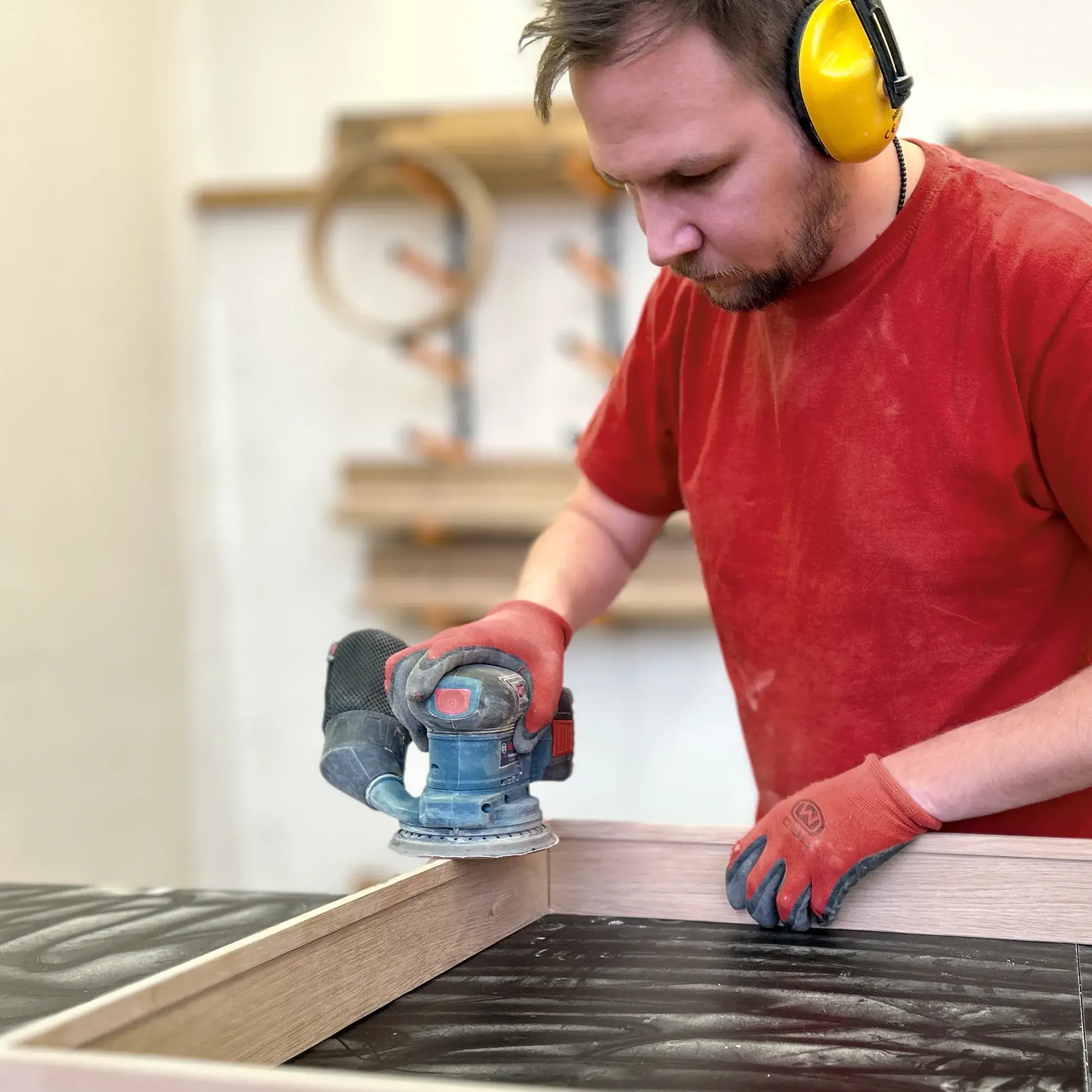 Dřevěná svítidla vyrábíme ručně