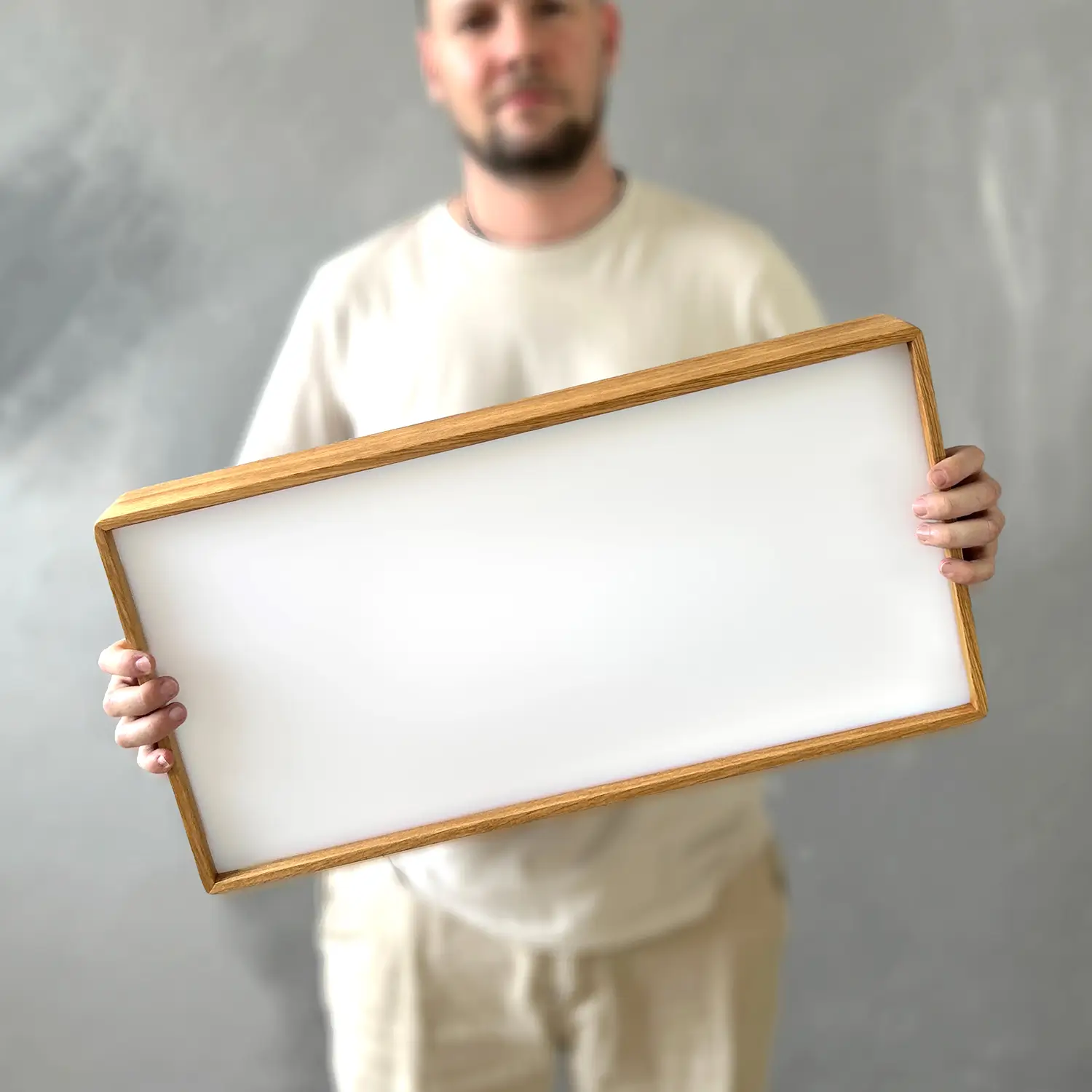 Dřevěné světlo BLOKK v ruce Dřevěné světlo BLOKK 60x30 v ruce